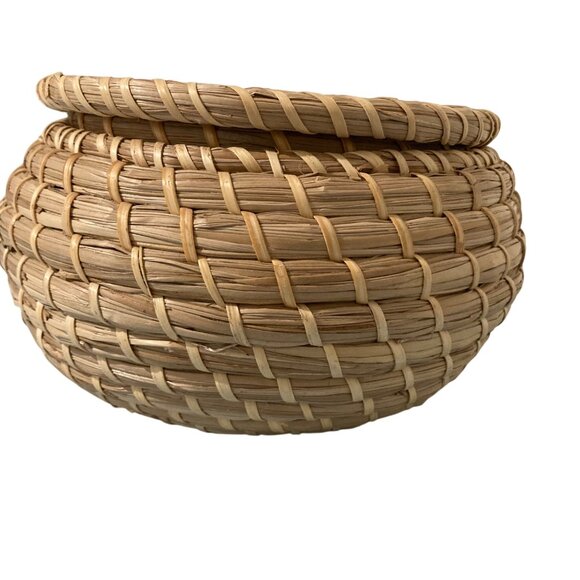 Woven Seagrass Basket With Lid - Picture 4 of 9
